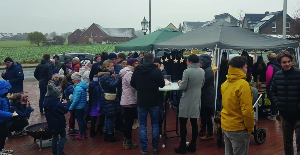 Adventsklüngel vor der Loher Kirche